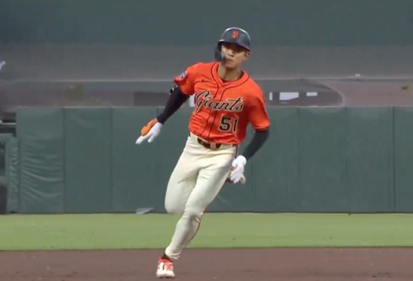 3루까지 질주하는 이정후(사진=MLB.com)