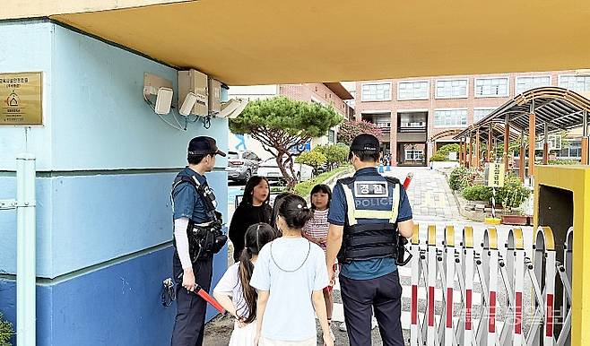 19일 오후 2시께 광주 서구 치평동 치평초등학교. 광주 서부경찰서 경찰들이 하교하는 학생들에게 주의를 당부하고 있다.