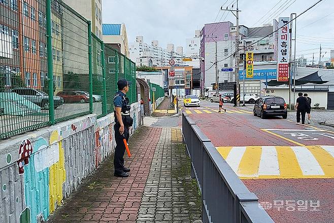 19일 오전 8시께 광주 북구 용봉동 용주초등학교. 광주 북부경찰서 경찰이 등교하는 학생들의 안전을 살피고 있다.
