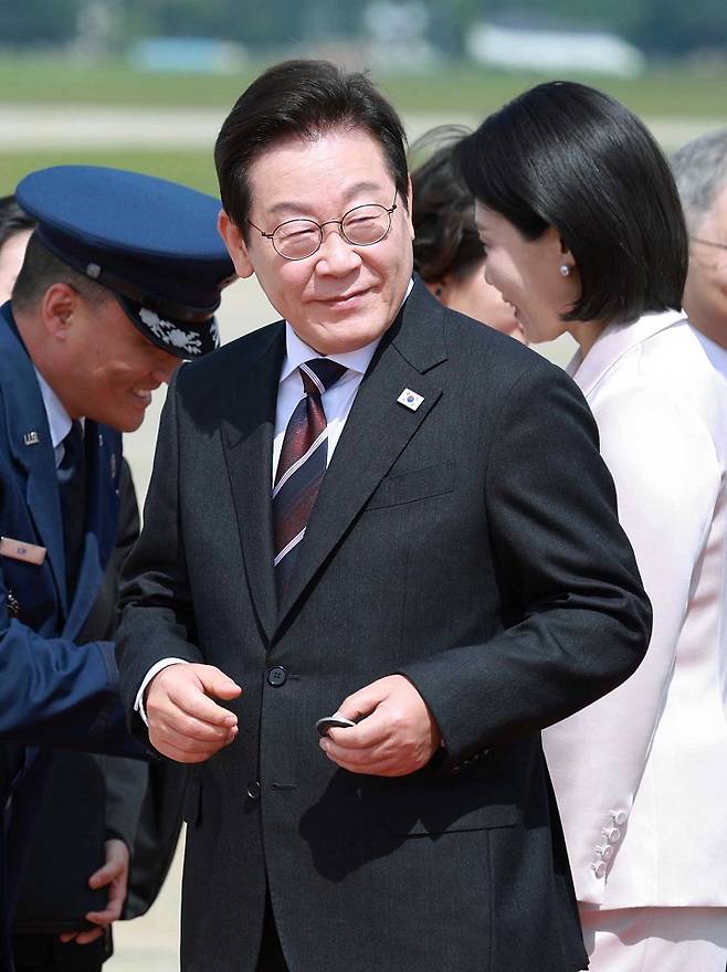 한미 정상회담을 위해 미국을 방문한 이재명 대통령이 지난달 24일(현지 시간) 워싱턴DC 앤드루스 공군기지에 도착해 조슈아 킴 대령으로부터 작은 선물을 받고 이동하고 있다. 사진=뉴시스