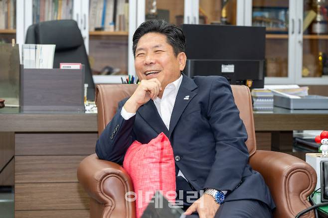 지난 11일 충북 제천 시청 시장실에서 만난 김창규 제천시장은 “이번 엑스포는 제천이 세계 한방·천연물 산업의 전진기지로 도약하는 출발선”이라고 강조했다.(사진=제천시청)