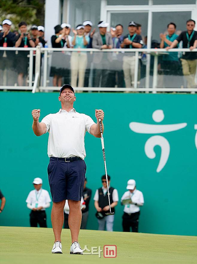 지난 6월 경기도 안산에서 한국과 일본 공동 주관으로 열린 하나은행 인비테이셔널에서 숀 노리스가 연장 끝에 우승을 확정한 뒤 기뻐하고 있다. (사진=이데일리DB)