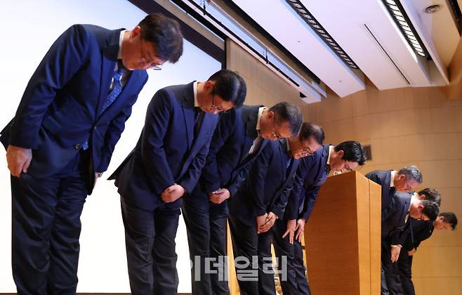 [이데일리 이영훈 기자] 조좌진 롯데카드 대표이사(왼쪽 다섯 번째) 등 관계자들이 18일 서울 중구 부영태평빌딩에서 해킹 사고로 인한 고객 정보 유출사태에 대해 대고객 사과를 하고 있다.