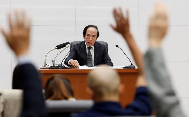 우에다 가즈오 일본은행 총재가 19일 일본 도쿄에서 열린 정책 회의 후 기자회견에서 질문을 받고 있다.(사진=로이터)