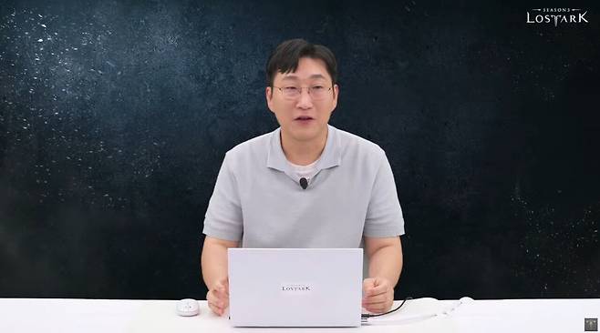 - 라이브 방송을 진행 중인 전재학 로스트아크 디렉터