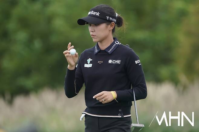 리디아 고가 19일 열린 KLPGA 투어 하나금융그룹 챔피언십 2라운드에서 볼을 쳐다보고 있다.