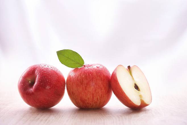 가을을 대표하는 과일인 사과는 맛은 물론이고 여러 가지 건강 효능을 지니고 있다. 사과에는 섬유질, 비타민C, 각종 항산화제를 포함해 영양소가 풍부하다.  [사진=클립아트코리아]