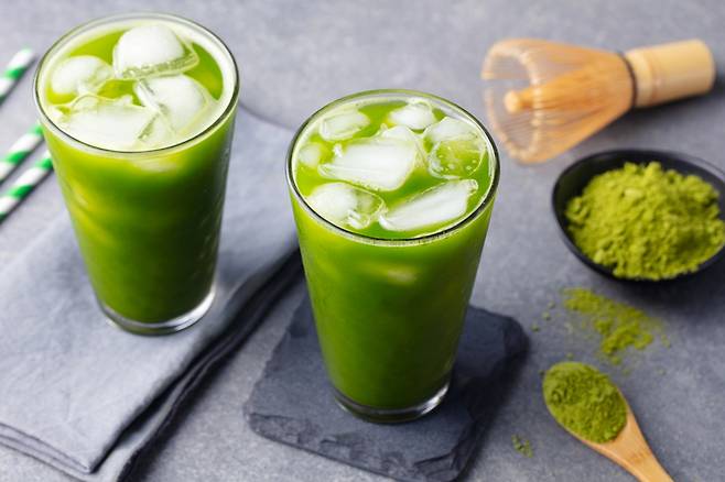 자칭 완벽한 피부를 자랑하는 인플루언서가 비법 중 하나로 마차에 비타민과 콜라겐을 넣어 섭취한다고 밝혔다.  사진=게티이미지뱅크