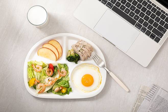 식이섬유가 많은 채소와 과일, 단백질 음식을 알맞게 먹으면 혈당 관리에도 도움이 된다.  [사진=클립아트코리아]