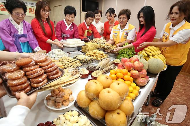 추석 명절을 앞두고 12일 오전 대구 달서구 월성종합사회복지관에서 열린 '대한적십자사 대구달서구협의회와 다문화가족이 함께하는 추석맞이 차례상 차리기' 행사에서 참석자들이 음식을 차례상에 올리고 있다. 2025.9.12/뉴스1 ⓒ News1 공정식 기자