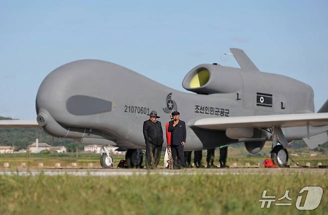 (평양 노동신문=뉴스1)=북한 노동당 기관지 노동신문은 19일 김 총비서가 전날 무인항공기술연합체 산하 연구소와 기업소를 방문해 무인 무장 장비의 성능시험을 지도했다고 보도했다. [국내에서만 사용가능. 재배포 금지. DB 금지. For Use Only in the Republic of Korea. Redistribution Prohibited] rodongphoto@news1.kr