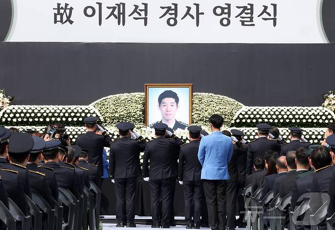 갯벌에 고립된 노인을 혼자 구하려다 숨진 고(故) 이재석 경사의 영결식이 진행된 15일 인천 서구 인천해양경찰서에서 오상권 중부해양경찰청장과 동료 경찰들이 헌화 후 경례하고 있다. (공동취재) 2025.9.15/뉴스1 ⓒ News1 김성진 기자