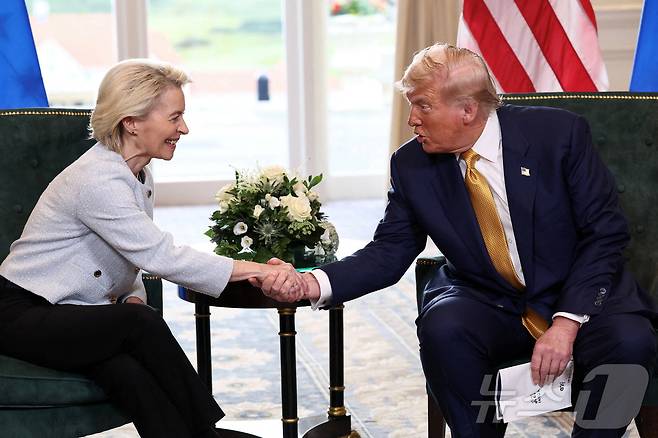 도널드 트럼프 미국 대통령이 27일(현지시간) 영국 스코틀랜드 턴베리에서 우르줄라 폰 데어 라이엔 유럽연합(EU) 집행위원회 위원장과 EU에 대한 상호관세 및 자동차 관세를 15%로 낮추기로 한 무역 협상에 합의한 후 악수하고 있다. 2025.7.27 ⓒ 로이터=뉴스1