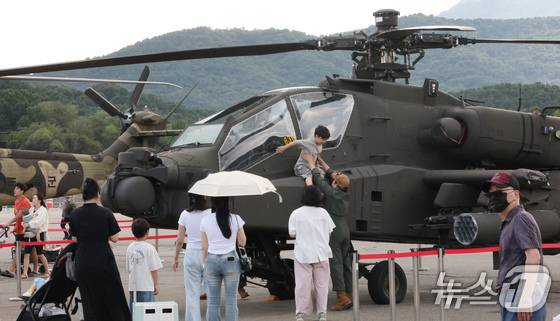 18일 충남 계룡대 활주로 일원에서 열린 2025 계룡군문화축제·지상군페스티벌이 방문자들로 북적이고 있다. (계룡=뉴스1) 김기태 기자