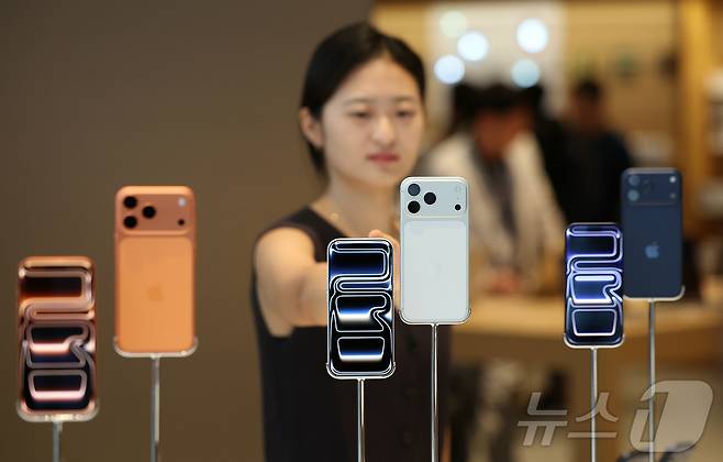 19일 오전 서울 중구 명동 애플스토어에서 한 시민이 이날 출시된 애플의 스마트폰 '아이폰17프로'를 살펴보고 있다. 2025.9.19/뉴스1 ⓒ News1 김진환 기자