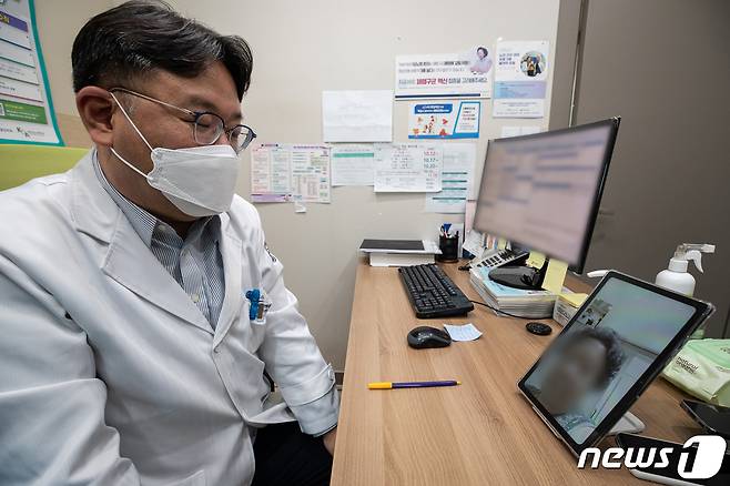 서울 도봉구 한 의원에서 비대면진료 시범사업 관련 비대면진료 실행과정을 시연하고 있다. 2023.5.30/뉴스1 ⓒ News1 유승관 기자