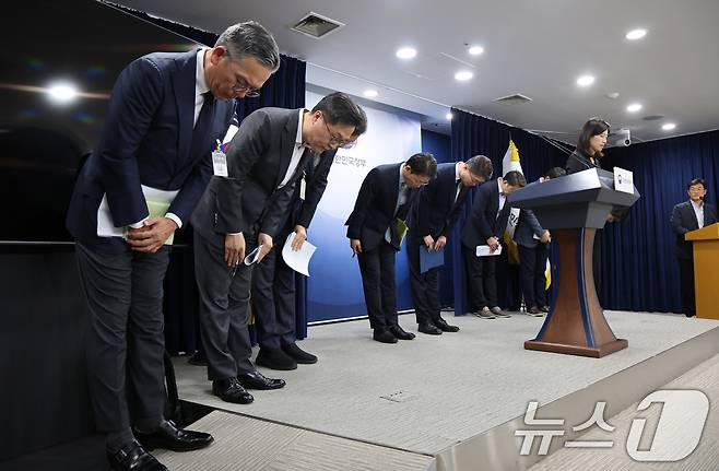 류제명 과학기술정보통신부 제2차관과 권대영 금융위원회 부위원장이 KT 및 롯데카드 관계자들과 19일 오전 서울 종로구 정부서울청사에서 해킹 대응을 위한 과학기술정보통신부-금융위원회 합동 브리핑을 마치고 고개 숙여 인사하고 있다. 2025.9.19/뉴스1 ⓒ News1 임세영 기자