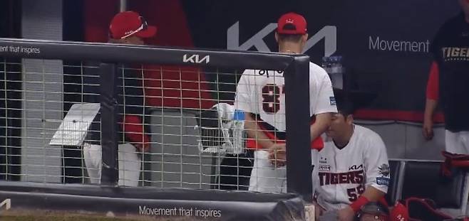 이범호 KIA 감독(왼쪽)이 18일 한화전 도중 포수 한준수와 이해창 배터리코치를 불러 질책하는  모습. (티빙 중계화면 캡처)