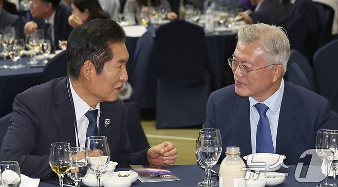 문재인 전 대통령과 정청래 더불어민주당 대표가 19일 경기 파주시 케프그리브스 에서 열린 9.19 평양공동선언 남북군사합의 7주년 기념식 및 2025 한반도 평화주간 개막식에서 대화하고 있다. 2025.9.19/뉴스1 ⓒ News1 국회사진기자단