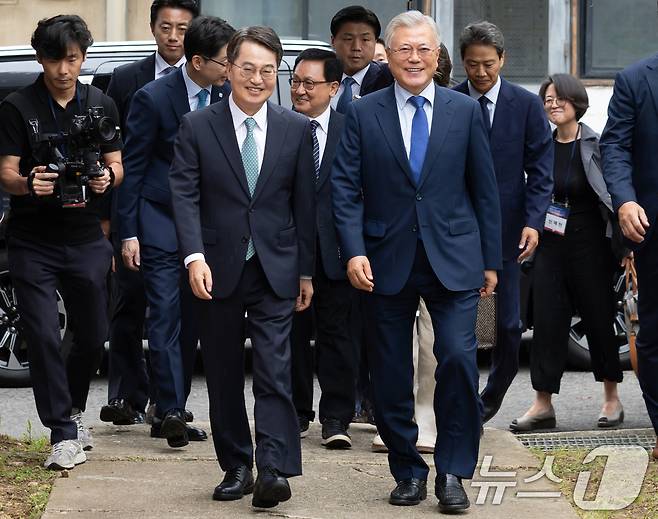 문재인 전 대통령과 김동연 경기도지사가 19일 경기 파주시 캠프 그리브스에서 열린 9.19 평양공동선언 7주년 기념식에 참석하기 위해 들어서고 있다. (통일부 제공. 재판매 및 DB 금지) 2025.9.19/뉴스1