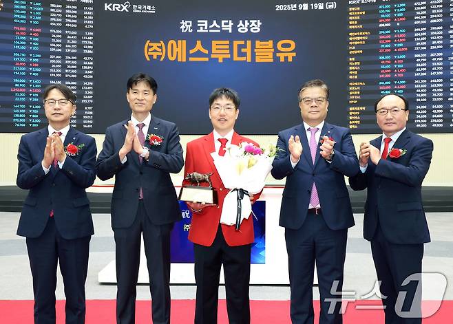 19일 서울 영등포구 한국거래소에서 열린 에스투더블유의 코스닥시장 상장기념식에서 김대영 한국IR협의회 부회장, 민경욱 한국거래소 코스닥시장본부장, 박근태 에스투더블유 부대표, 오익근 대신증권 대표이사, 강왕락 코스닥협회 부회장이 기념 촬영을 하고 있다. (한국거래소 제공. 재판매 및 DB 금지) 2025.9.19/뉴스1
