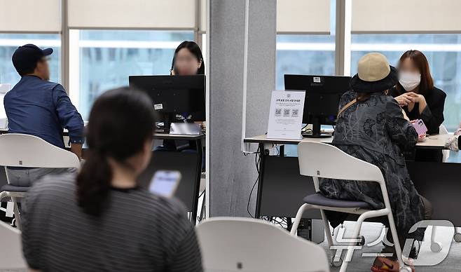 롯데카드 해킹사고로 최대 297만 명의 개인정보 및 결제 정보가 유출된 가운데 19일 오후 서울 종로구 롯데카드 본사를 찾은 이용자들이 상담을 받고 있다. 2025.9.19/뉴스1 ⓒ News1 장수영 기자