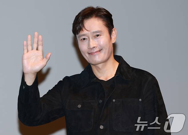 배우 이병헌이 19일 오후 부산 해운대구 동서대학교 소향씨어터 신한카드홀에서 열린 제30회 부산국제영화제(BIFF) 액터스 하우스 행사에 참석해 포즈를 취하고 있다. 2025.9.19/뉴스1 ⓒ News1 권현진 기자