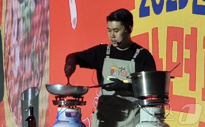 19일 강원 원주시 상지대 노천극장에서 열린 ‘2025 원주라면페스타’ 개막무대에서 ‘나폴리 맛피아’ 권성준 셰프가 쿠킹쇼를 열고 라면을 파인다이닝 감각으로 재해석한 요리를 선보이고 있다. 2025.9.19/뉴스1 ⓒ News1 신관호 기자