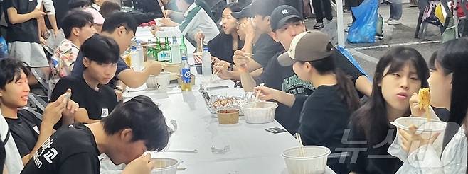 '2025 원주라면페스타'가 19~21일 강원 원주시 우산동 상지대 노천극장 일원에서 열리고 있는 가운데, 첫 날인 19일 방문객들이 축제를 즐기고 있다. 2025.9.19/뉴스1 ⓒ News1 신관호 기자