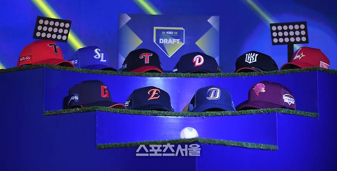 17일 서울 송파구 롯데호텔 월드에서 열리는 2026 KBO 리그 신인드래프트 현장에 각 팀의 모자가 전시되어 있다. 최승섭기자 thunder@sportsseoul.com
