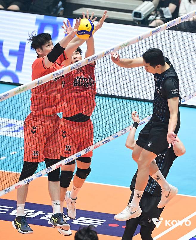 컵 대회 남자부 OK저축은행과 현대캐피탈의 경기 모습. 제공 | 한국배구연맹