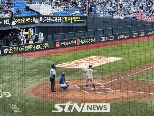 19일 오전 11시 서울 송파구 잠실야구장에서 열린 고려대와 연세대 간의 '2025 정기 고연전(연고전) 야구'가 열렸다. /사진=강의택 기자