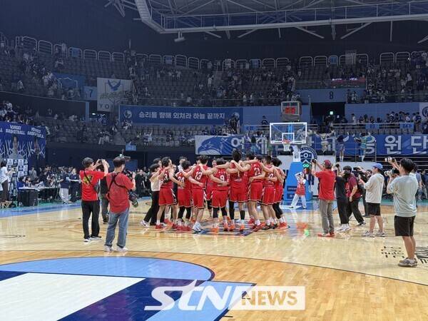고려대가 19일 오후 5시 고양실내체육관에서 열린 '2025 정기 고연전(연고전) 농구' 경기에서 57-48로 승리한 뒤 함께 모여 기뻐하고 있다. /사진(고양)=강의택 기자