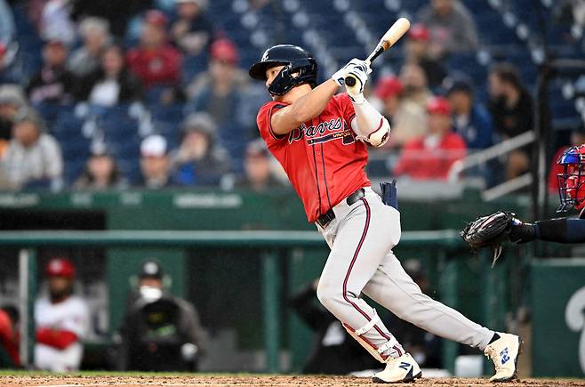 애틀랜타 브레이브스 김하성이 18일(한국시각) 내셔널스파크에서 열린 워싱턴 내셔널스전에서 8회 안타를 날리고 있다. AFP연합뉴스