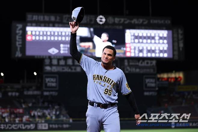한신 외국인 타자 에르난데스가 18일 히로시마 원정경기에서 시즌 첫 홈런을 터트렸다. 올시즌 한신 외국인 타자 첫 홈런이다. 사진출처=한신 타이거즈 SNS