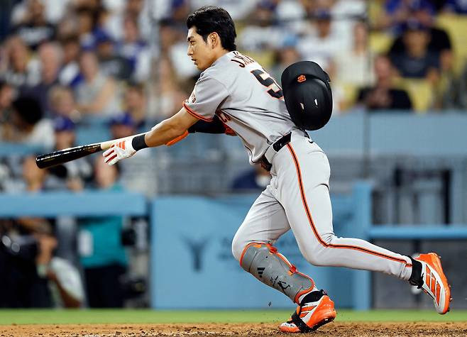 샌프란시스코 자이언츠 이정후가 19일(한국시각) 다저스타디움에서 열린 LA 다저스전에서 8회 2루수 땅볼을 치는 순간 헬멧이 벗겨지고 있다. AFP연합뉴스