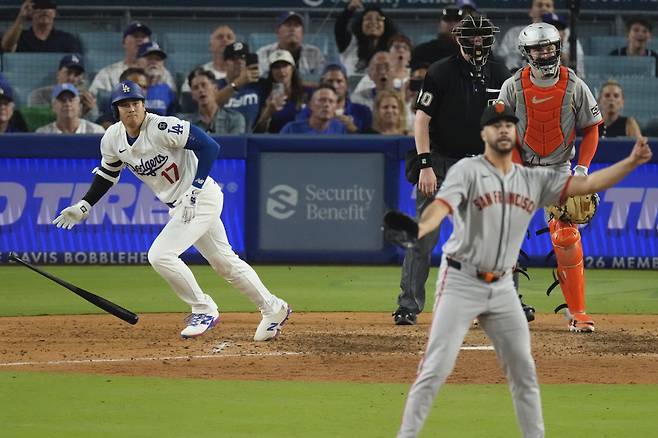 오타니 쇼헤이가 8회말 좌중간 2루타를 날린 뒤 1루로 뛰쳐나가고 있다. AP연합뉴스