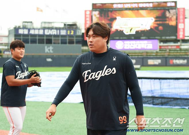 19일 수원 KT위즈파크에서 한화와 KT의 경기가 열릴 예정이지만 비가 내리고 있다. 한화 류현진이 그라운드에 나와 날씨를 살피고 있다. 수원=정재근 기자 cjg@sportschosun.com/2025.9.19/