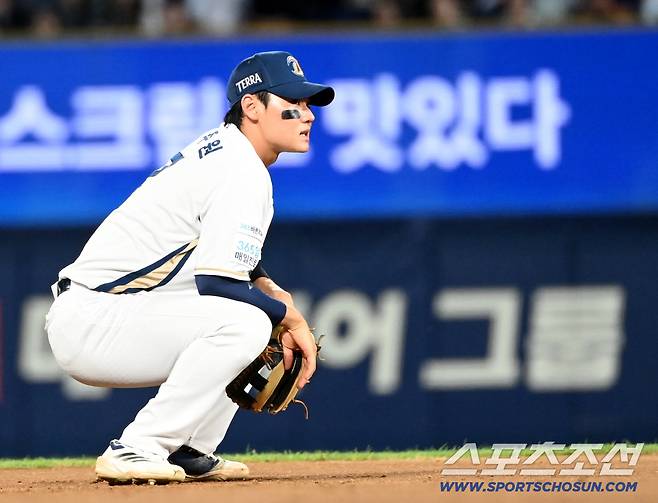 19일 창원NC파크에서 열린 롯데와 NC의 경기, 3회초 NC 유격수 김주원이 롯데 전민재의 안타성 타구를 빠뜨리며 아쉬워하고 있다. 창원=허상욱 기자wook@sportschosun.com/2025.09.19/