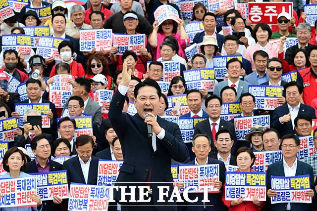 국민의힘을 둘러싼 모든 악재가 당을 거리로 내몰고 있는 게 사실이다. 사진은 장동혁 국민의힘 대표가 12일 오후 서울 여의도 국회 본관 앞에서 열린 야당탄압 독재정치 규탄대회에서 규탄사를 하고 있는 모습. /남윤호 기자
