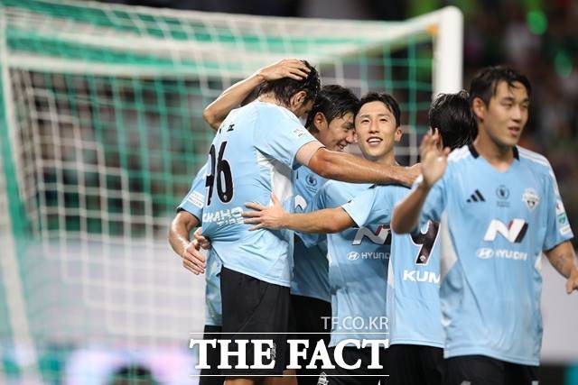 공수의 완벽 조화로 우승을 향해 직진하고 있는 전북현대 선수들./K리그