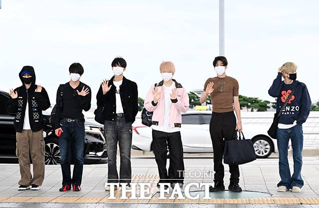 그룹 NCT WISH(엔씨티 위시)가 오는 20일 마카오 아웃도어 퍼포먼스 베뉴(Macao Outdoor Performance Venue, 澳門戶外表演區)에서 개최되는 ‘2025 더팩트 뮤직 어워즈(TMA)’ 참석을 위해 19일 오전 인천국제공항을 통해 출국하며 포즈를 취하고 있다. /인천국제공항=남용희 기자