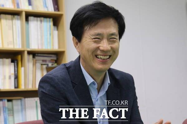 성광진 대전교육연구소장이 18일 <더팩트>와 인터뷰하고 있다. /정예준 기자