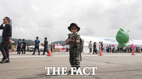 한 어린이가 2025 계룡軍문화축제에 참여해 군복을 입고 체험활동을 하고 있다. /계룡시