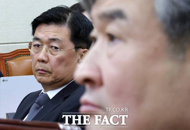 홍장원(왼쪽) 전 국가정보원 1차장이 22일 서울 여의도 국회에서 열린 윤석열 정부의 비상계엄 선포를 통한 내란 혐의 진상규명 국정조사 특별위원회 1차 청문회에 출석해 자리하고 있다. 오른쪽은 조태용 국가정보원장. 2025.01.22. /뉴시스