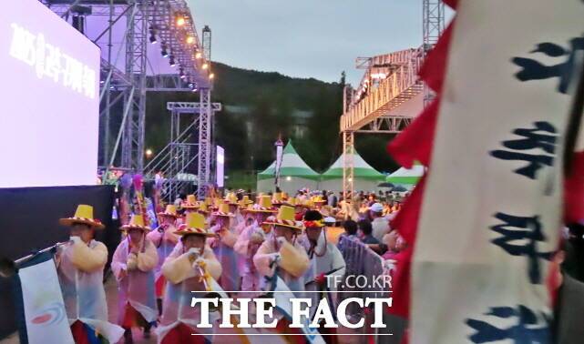 '제26회 청양 고추·구기자 축제' 청양사랑 퍼레이드가 19일 백세공원에 설치된 주무대를 통과하고 있다. /김형중 기자