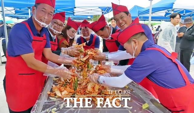 김돈곤 청양군수(오른쪽 2번째)가 19일 '제26회 청양 고추·구기자 축제’ 대형 겉절이 담기 코너에서 김기준 청양군의회 의장(가운데), 윤여권 부군수(왼쪽), 주민들과 함께 겉절이를 담고 있다. /김형중 기자