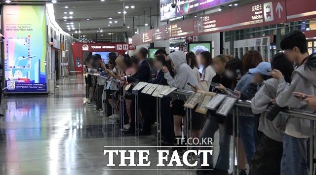 '빛의 도시' 마카오가 글로벌 K-POP 스타들이 참여하는 2025 TMA 개최로 더 빛나기 시작했다. 2025 TMA에 출연하는 아티스트들을 보기 위해 19일 마카오 국제공항에 모여든 팬들./마카오=김민지 기자