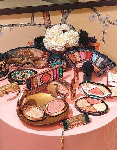 플로라시스는 중국적 디자인과 문화 요소를 브랜드 정체성으로 내세워 패키지 곳곳에 전통 기법을 반영했다. @florasis.official