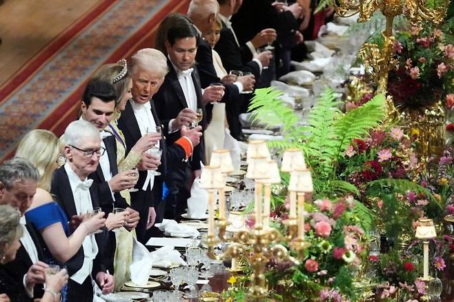 BBC 등 영국 언론 보도에 따르면 이런 만찬 행사의 자리를 배정하는 데에는 짧게는 며칠, 길게는 몇 주가 소요된다. 먼저 47.3m 길이의 대형 테이블을 따라 금빛 테두리의 붉은색 의자들이 흐트러짐 없이 늘어섰다. 로이터연합뉴스